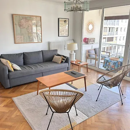 Apartment Sur 2 Pieces Cosy Avec Grande Terrasse Vue Degagee Collines, Place De Parking