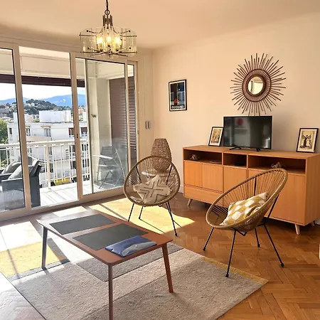 Sur 2 Pieces Cosy Avec Grande Terrasse Vue Degagee Collines, Place De Parking アパート